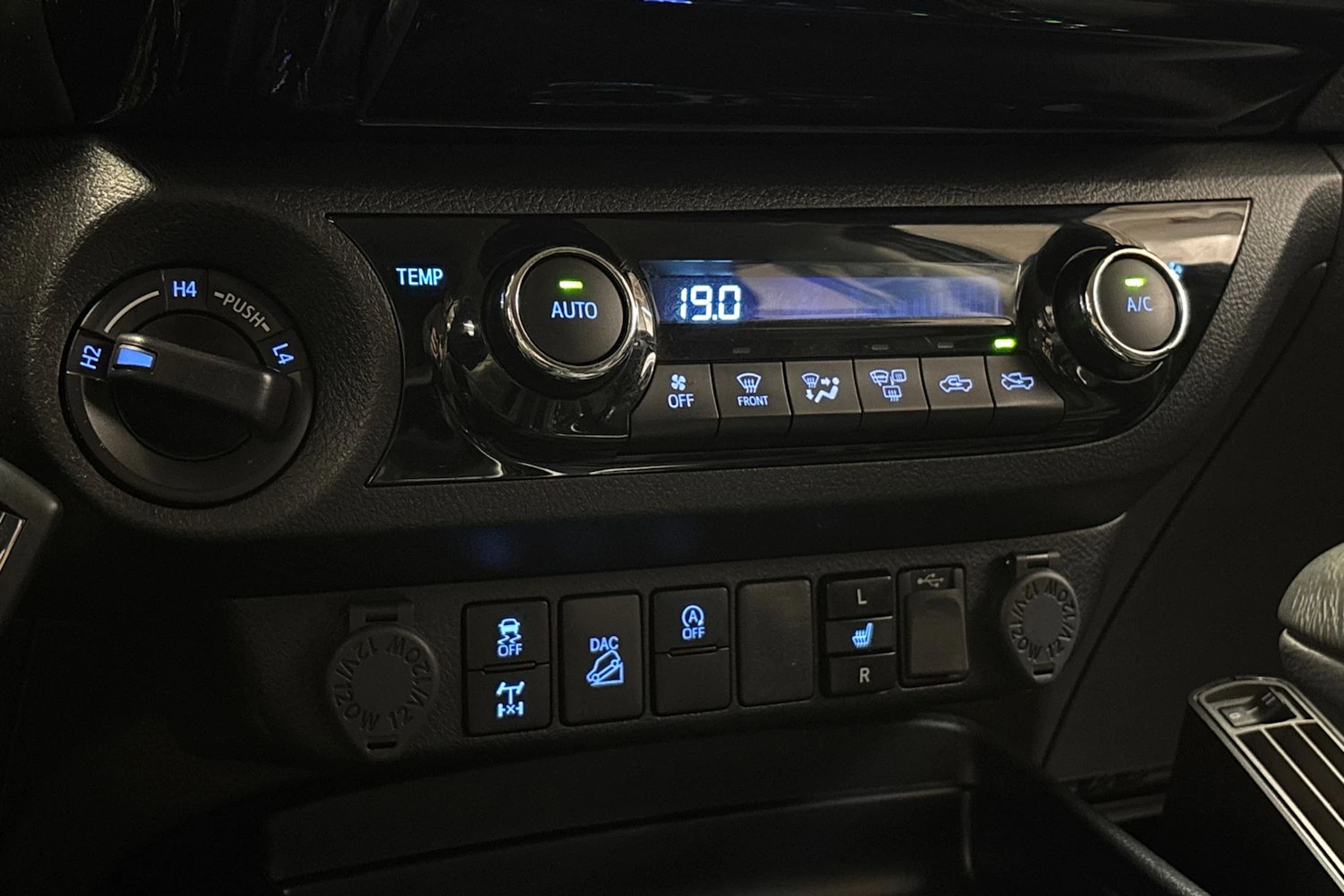 harmaa Toyota Hilux 2021 kuva 27.