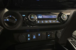 harmaa Toyota Hilux 2021 kuva 27.