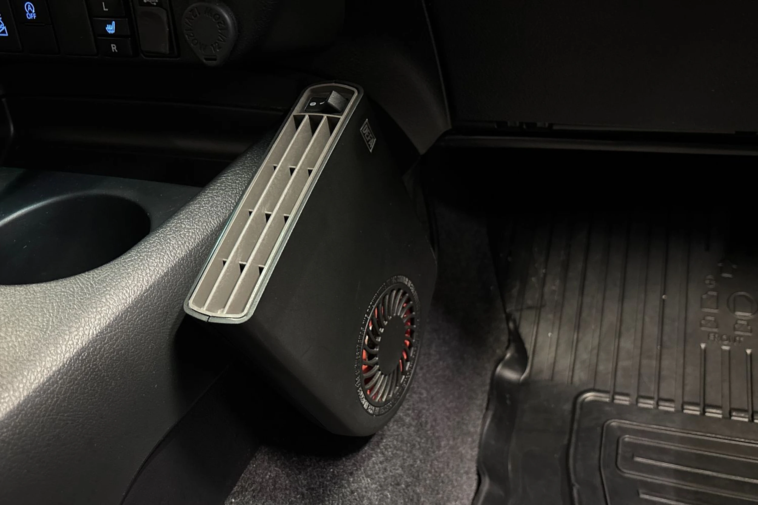 harmaa Toyota Hilux 2021 kuva 28.