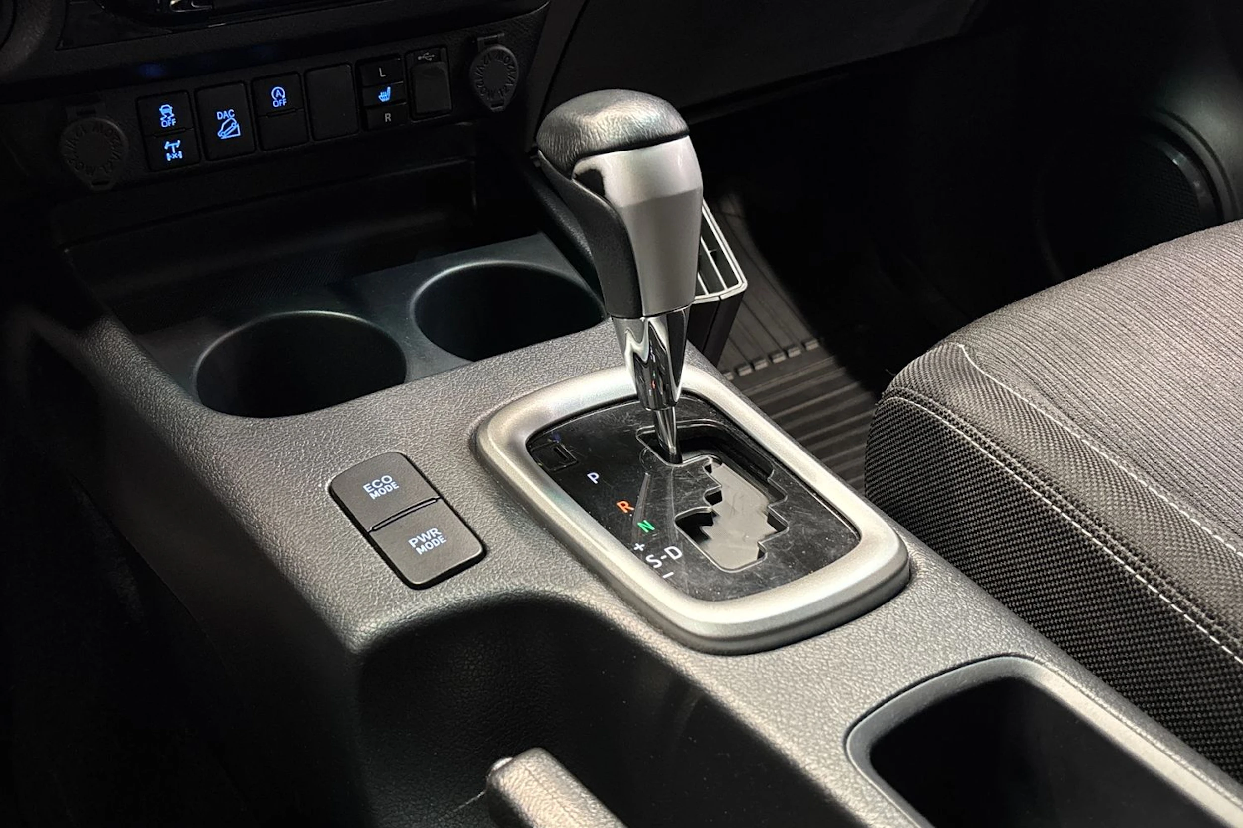 harmaa Toyota Hilux 2021 kuva 29.