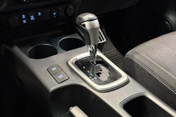 harmaa Toyota Hilux 2021 kuva 29.