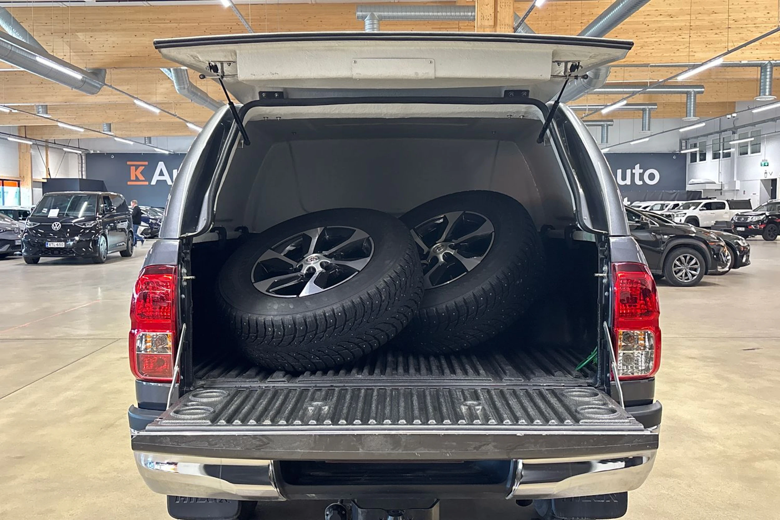 harmaa Toyota Hilux 2021 kuva 30.