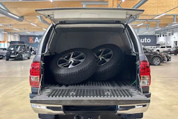 harmaa Toyota Hilux 2021 kuva 30.