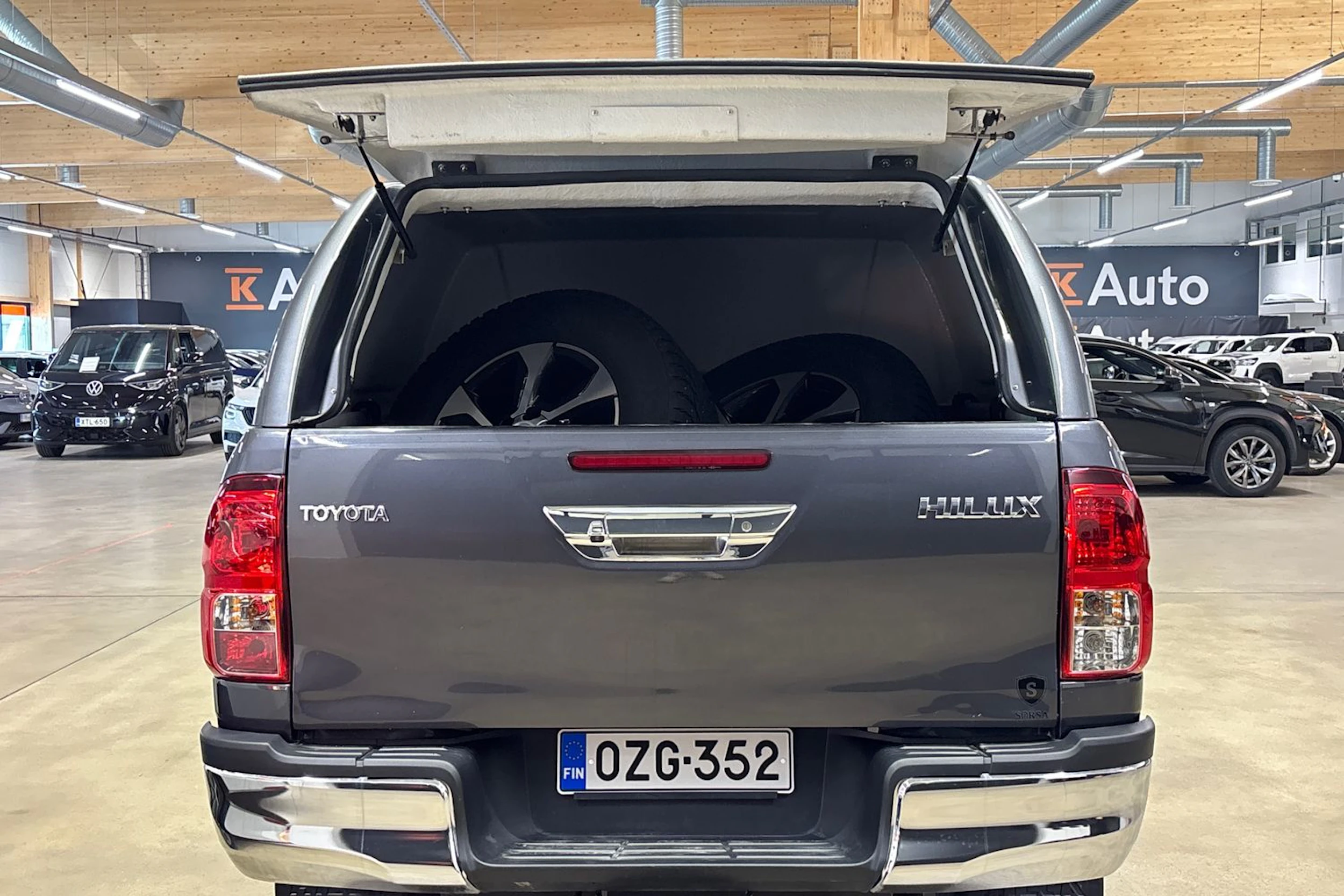 harmaa Toyota Hilux 2021 kuva 31.