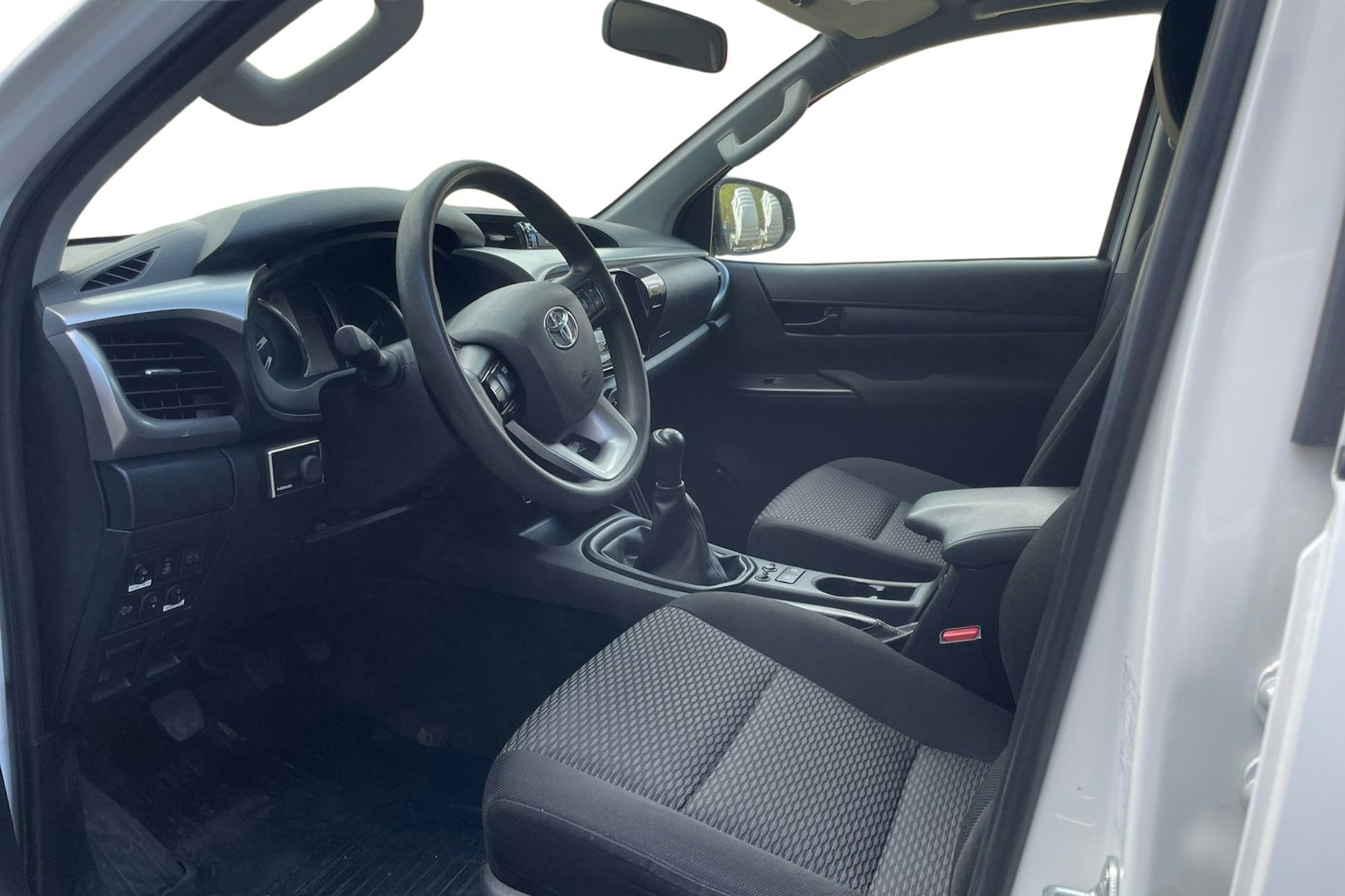 valkoinen Toyota Hilux 2021 kuva 3.