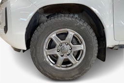valkoinen Toyota Hilux 2021 kuva 11.