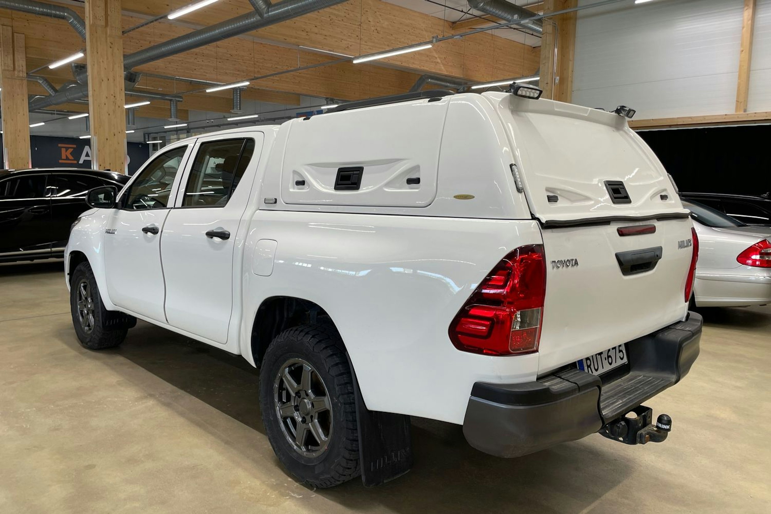 valkoinen Toyota Hilux 2021 kuva 13.