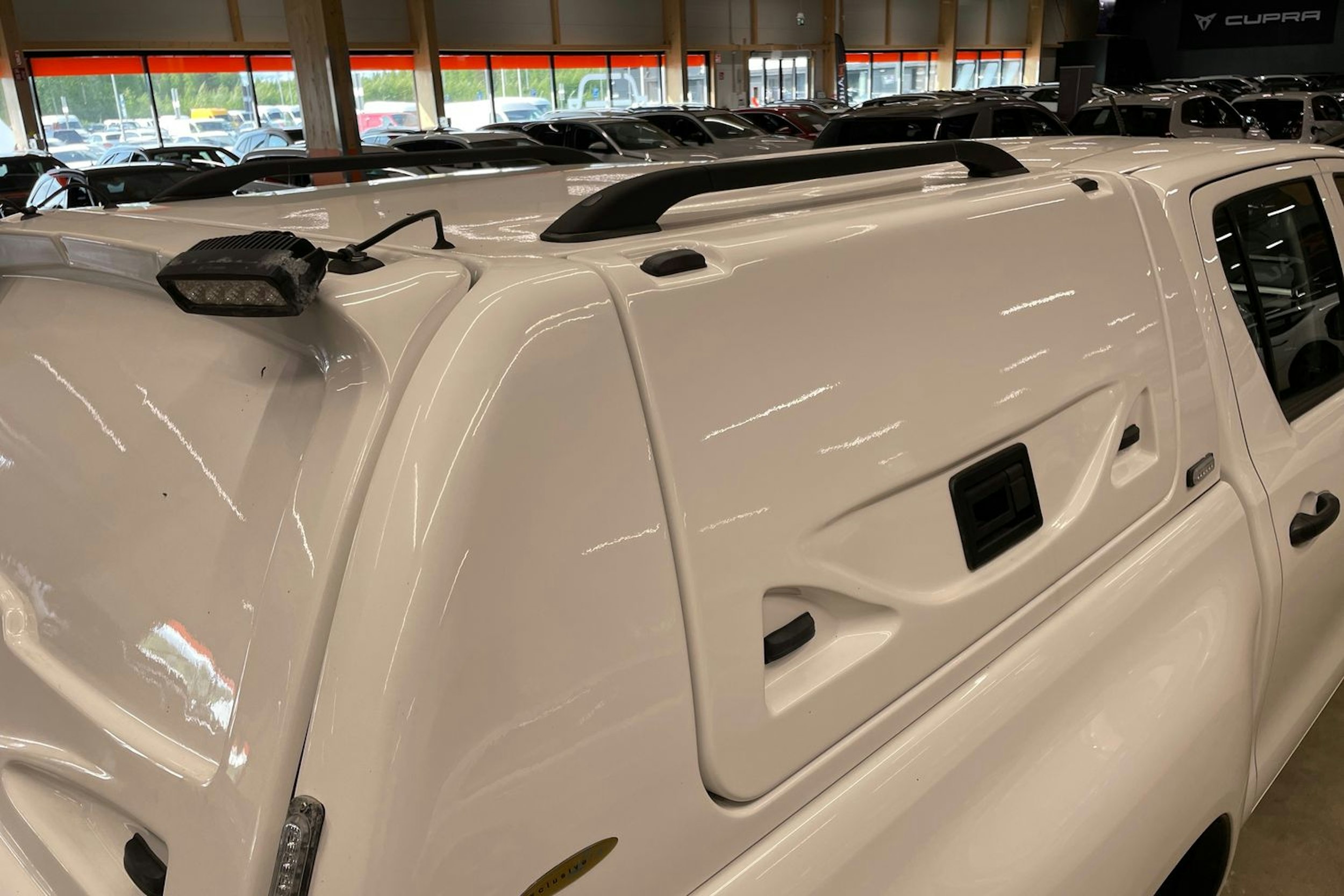 valkoinen Toyota Hilux 2021 kuva 16.