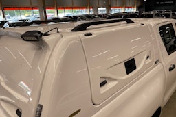 valkoinen Toyota Hilux 2021 kuva 16.