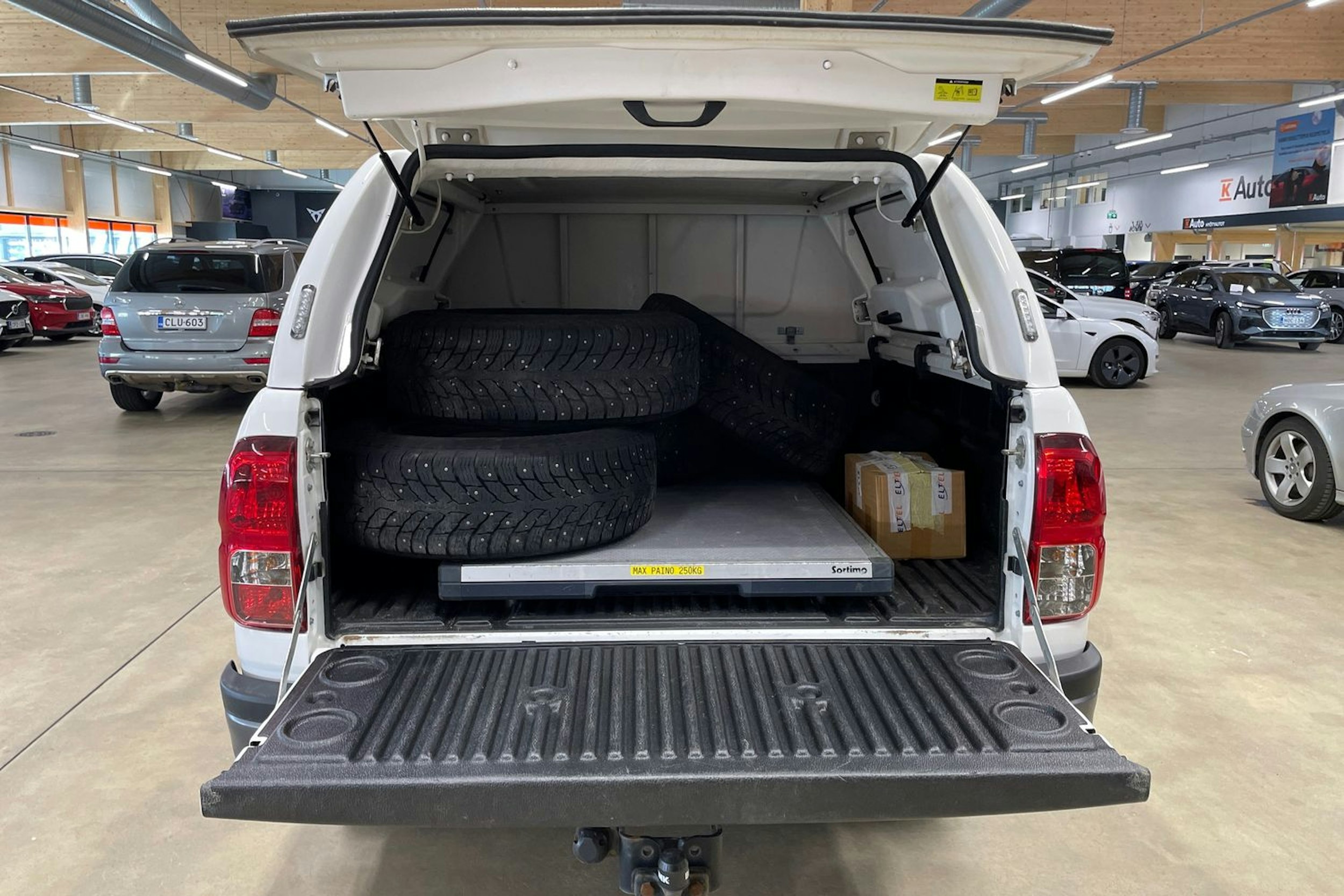 valkoinen Toyota Hilux 2021 kuva 17.