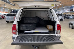 valkoinen Toyota Hilux 2021 kuva 17.