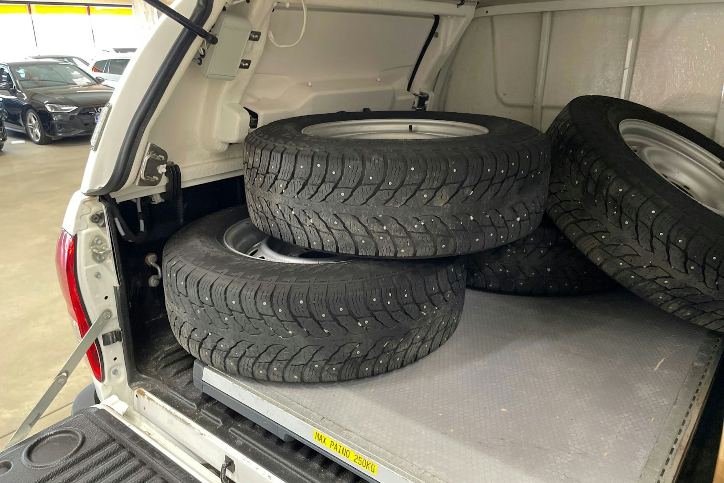 valkoinen Toyota Hilux 2021 kuva 18.