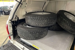 valkoinen Toyota Hilux 2021 kuva 18.