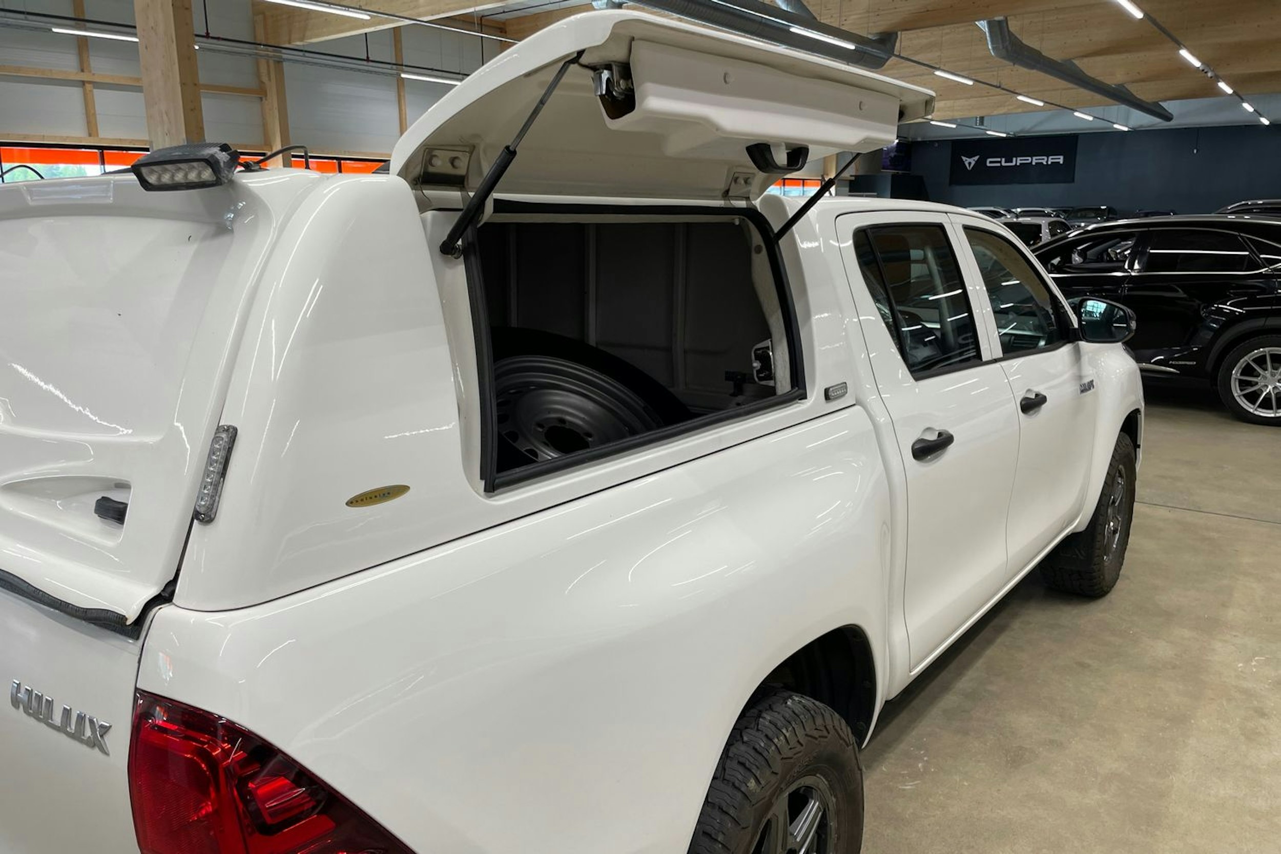 valkoinen Toyota Hilux 2021 kuva 19.