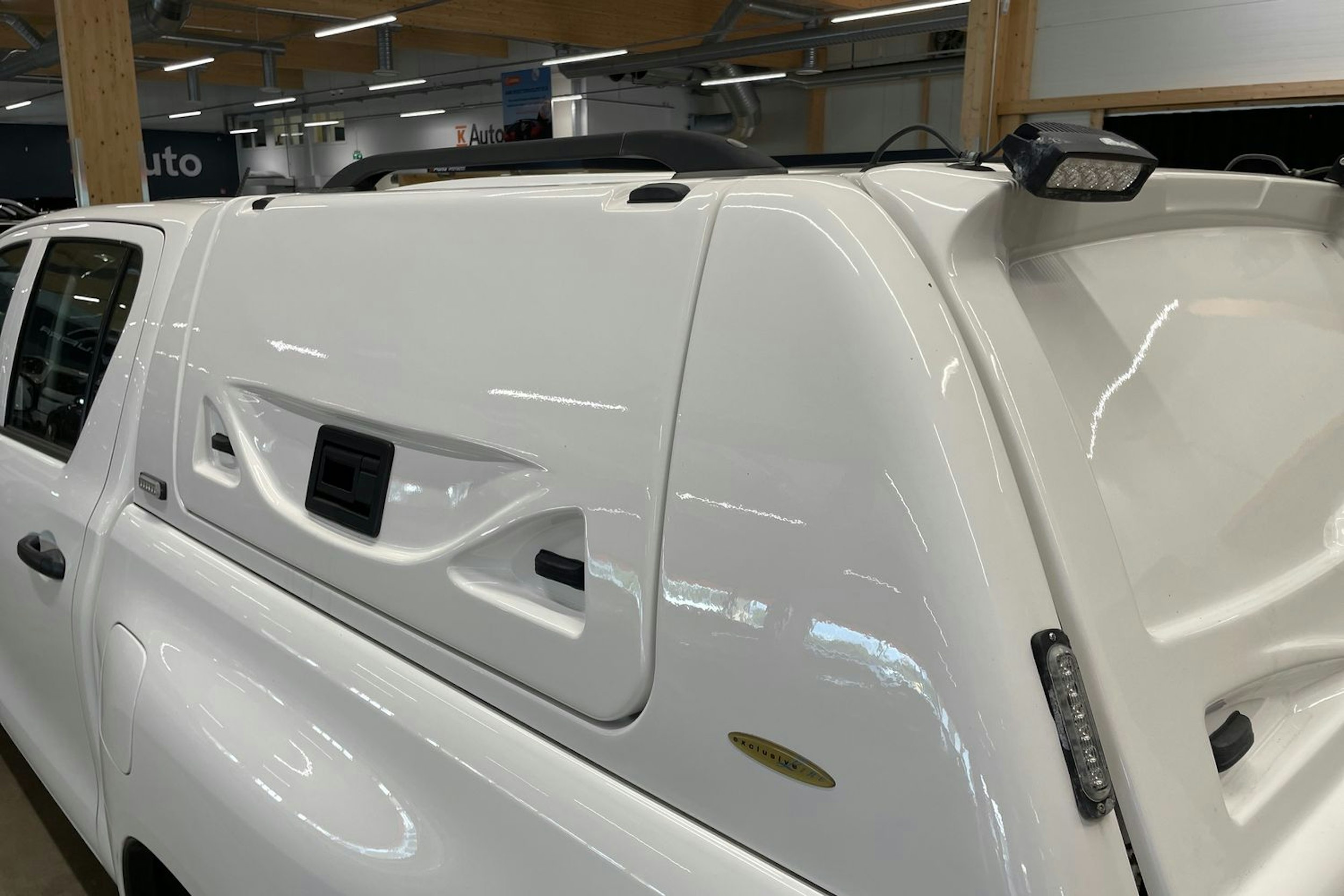 valkoinen Toyota Hilux 2021 kuva 20.