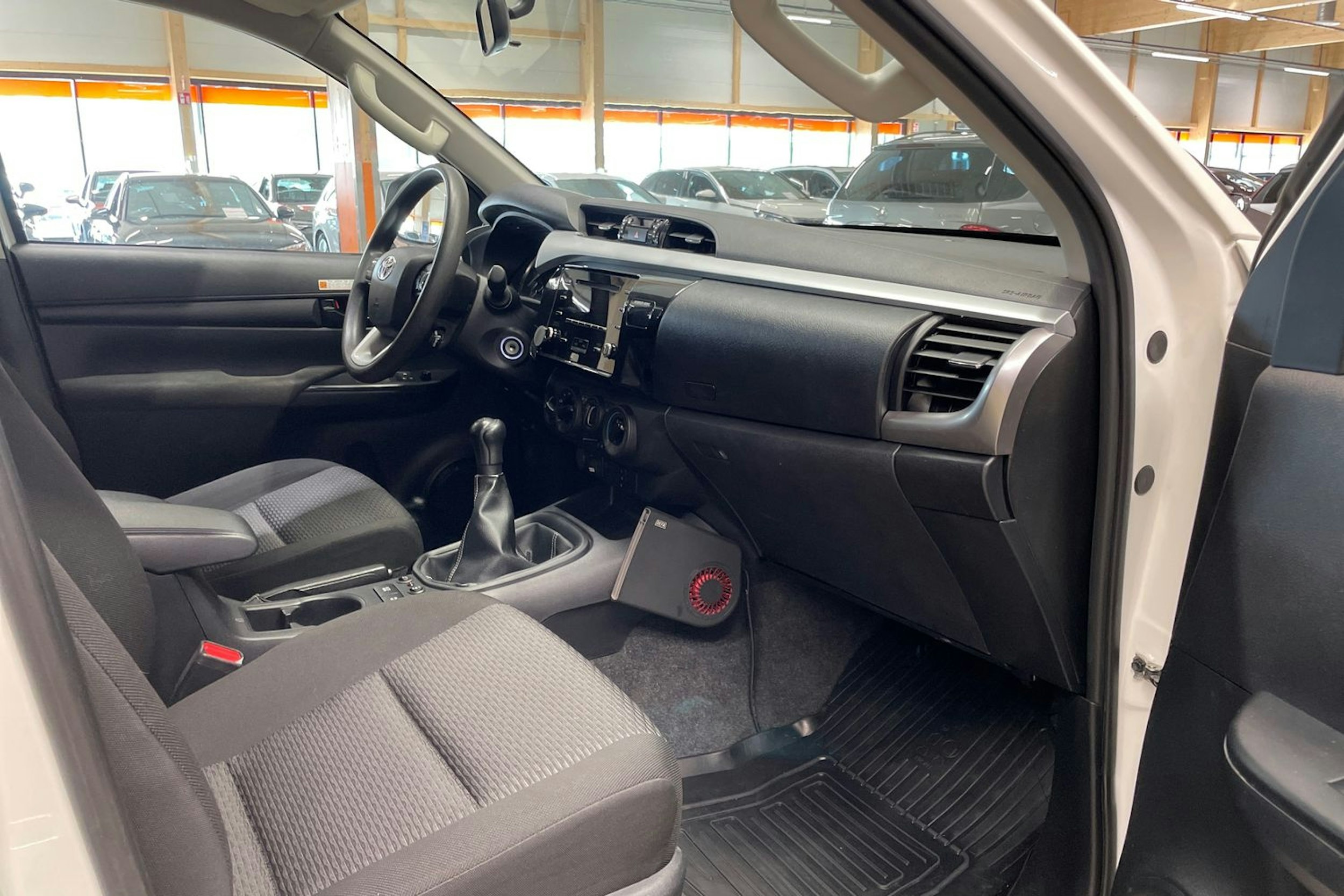 valkoinen Toyota Hilux 2021 kuva 22.