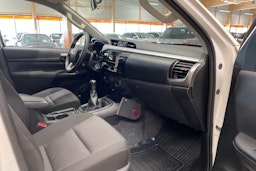 valkoinen Toyota Hilux 2021 kuva 22.