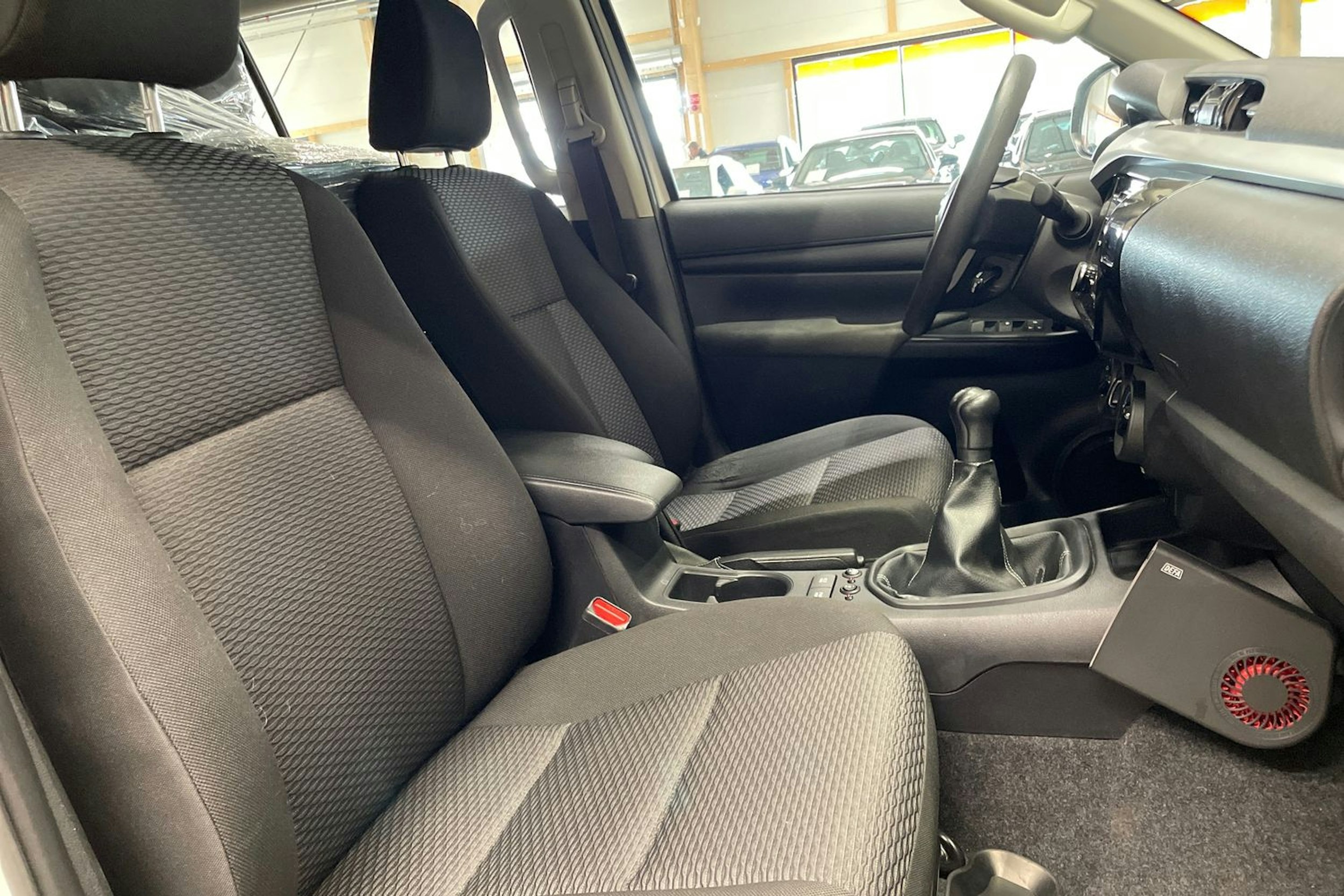 valkoinen Toyota Hilux 2021 kuva 23.
