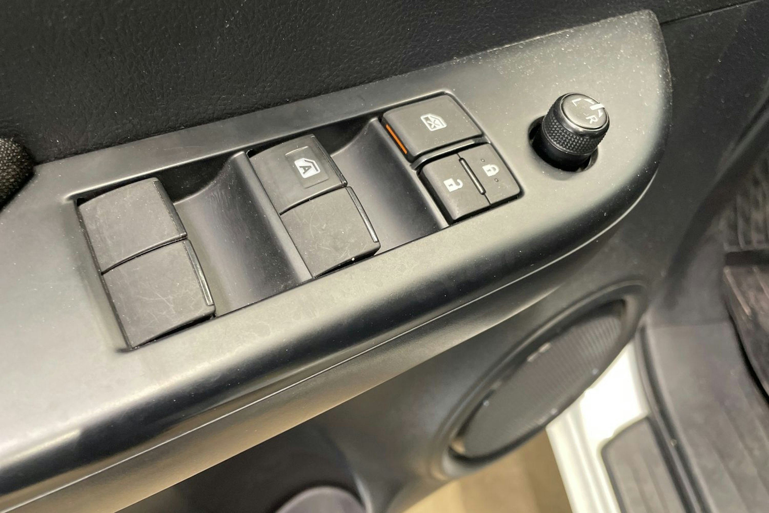 valkoinen Toyota Hilux 2021 kuva 25.
