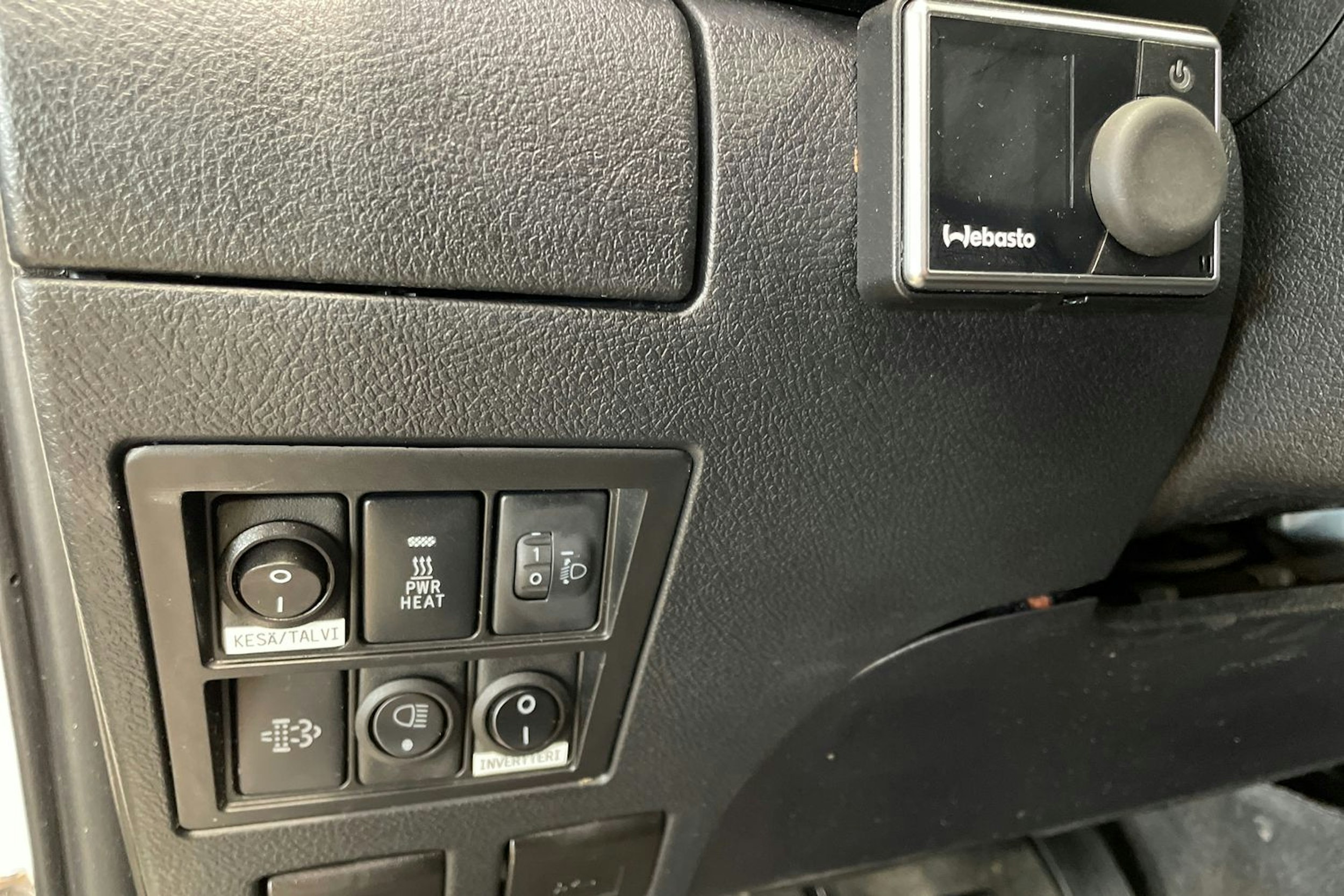 valkoinen Toyota Hilux 2021 kuva 26.