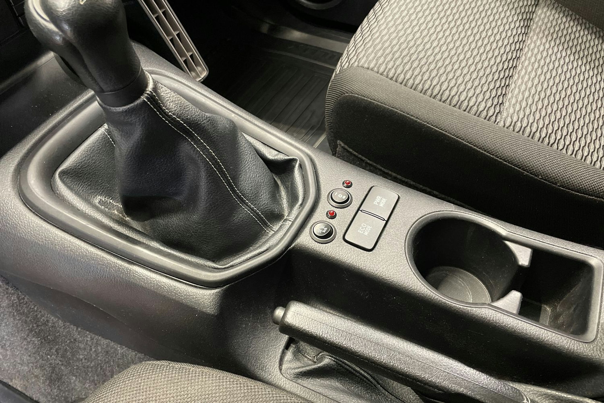 valkoinen Toyota Hilux 2021 kuva 27.