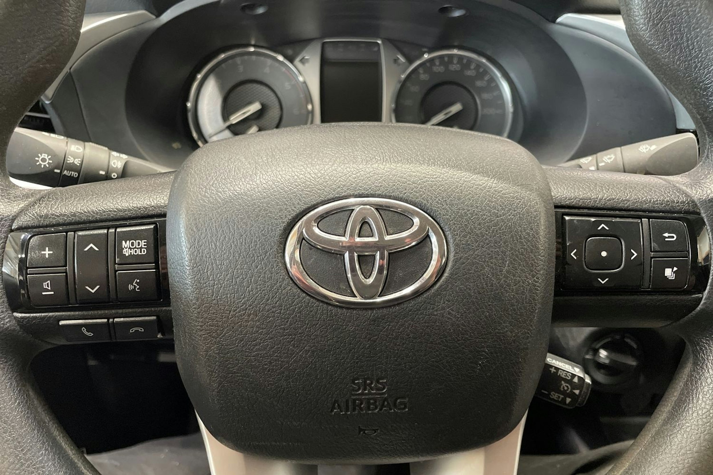 valkoinen Toyota Hilux 2021 kuva 28.