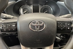 valkoinen Toyota Hilux 2021 kuva 28.