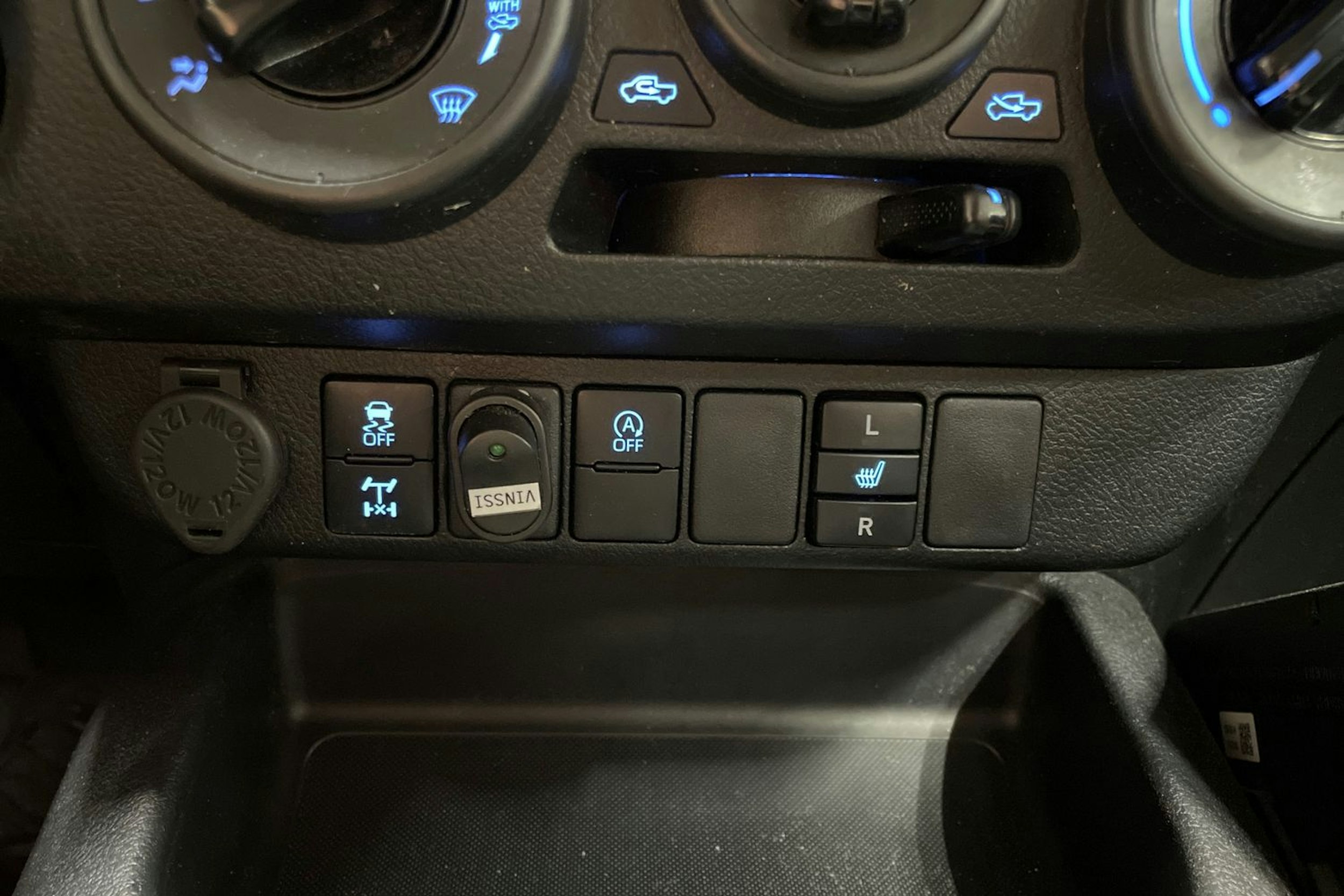 valkoinen Toyota Hilux 2021 kuva 30.