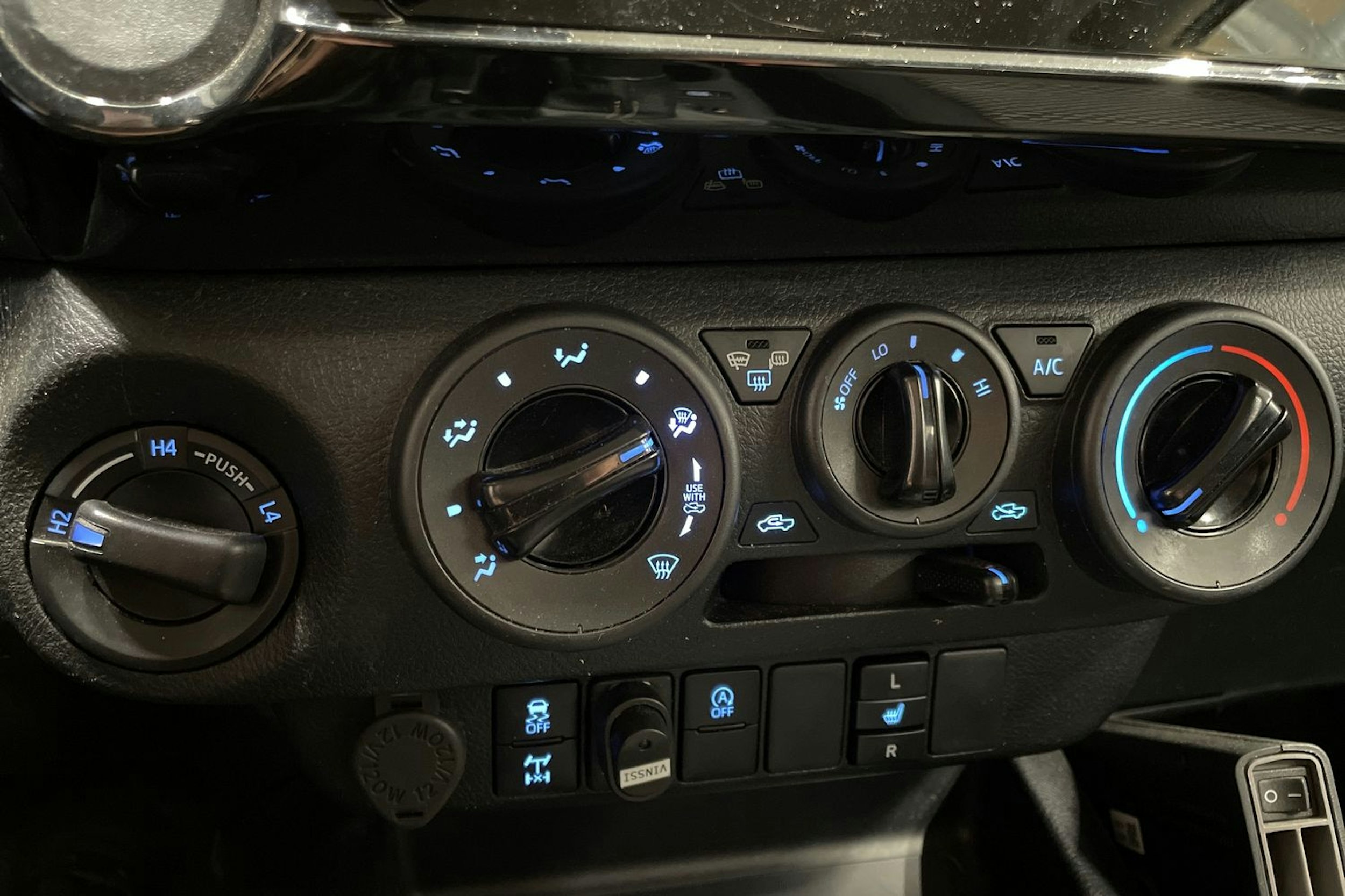 valkoinen Toyota Hilux 2021 kuva 31.