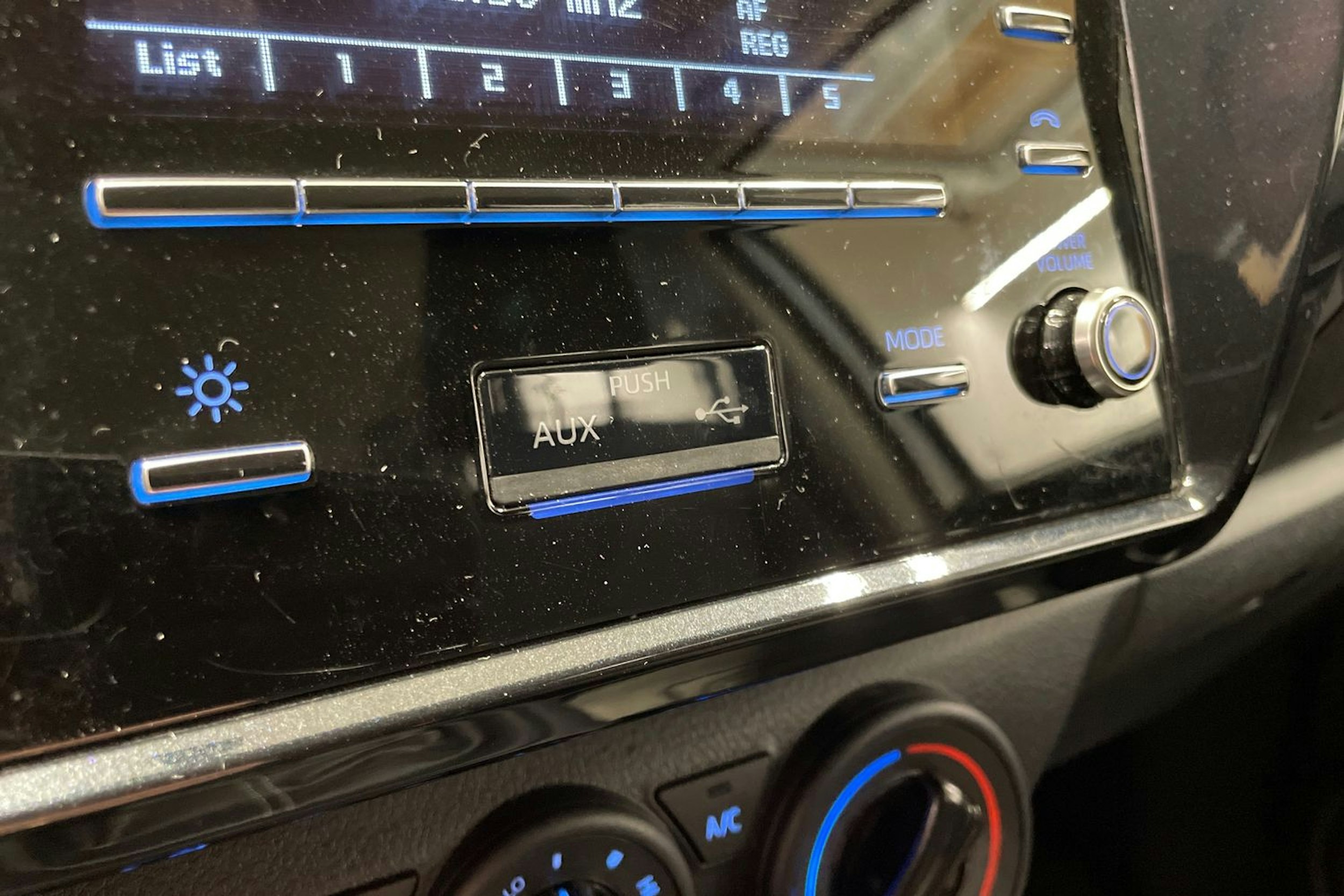 valkoinen Toyota Hilux 2021 kuva 34.