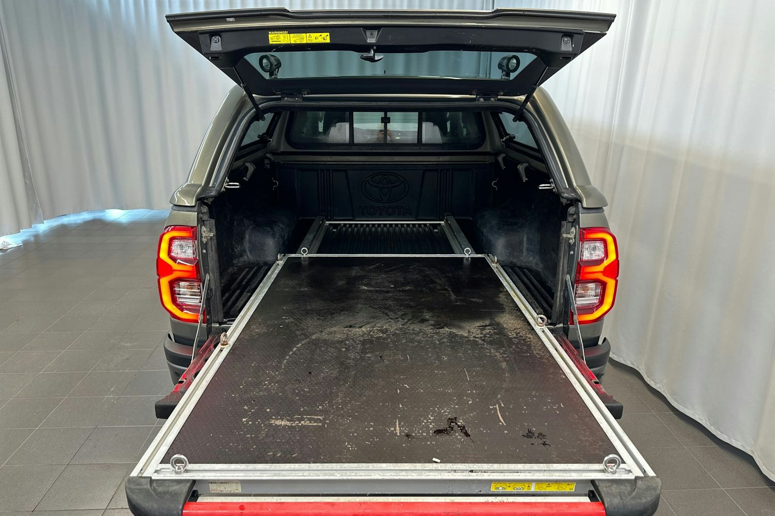 ruskea (beige) Toyota Hilux 2021 kuva 15.