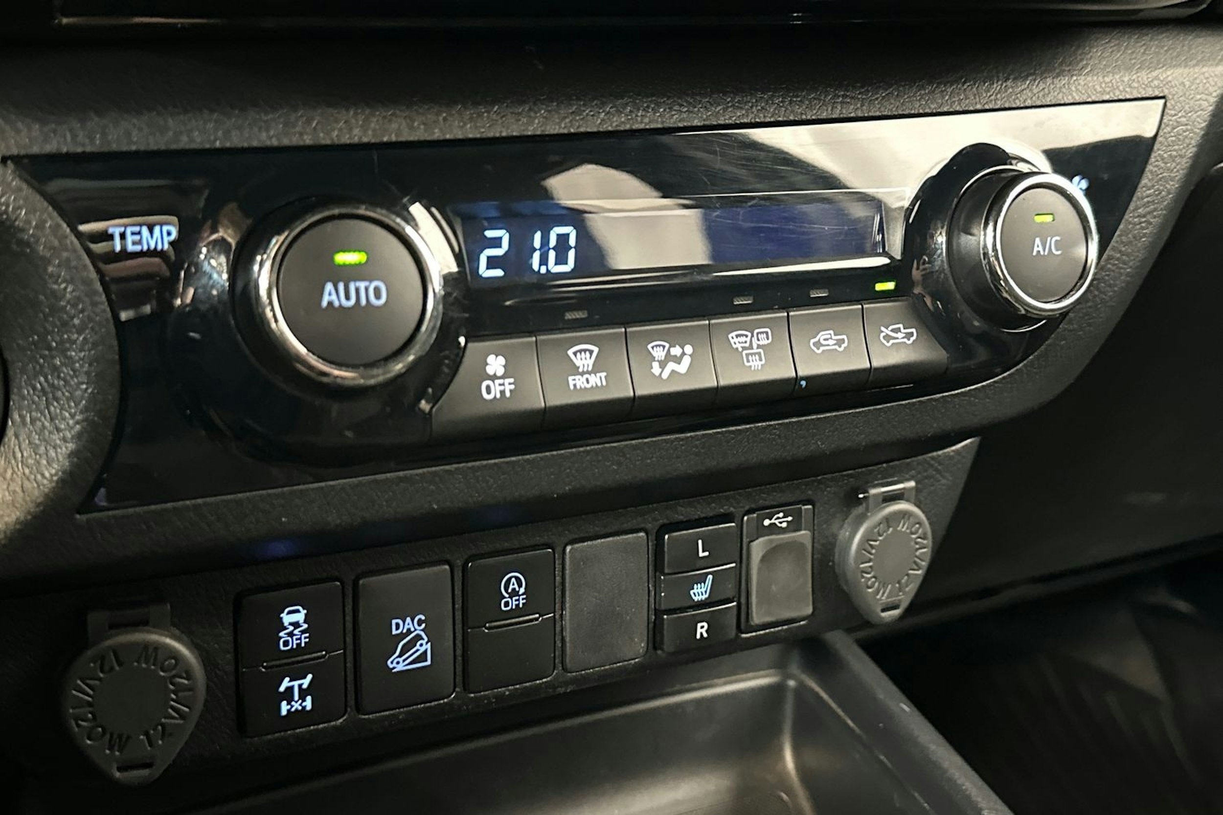 ruskea (beige) Toyota Hilux 2021 kuva 25.