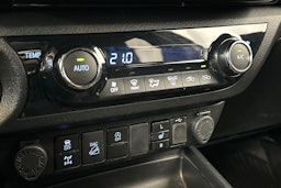 ruskea (beige) Toyota Hilux 2021 kuva 25.