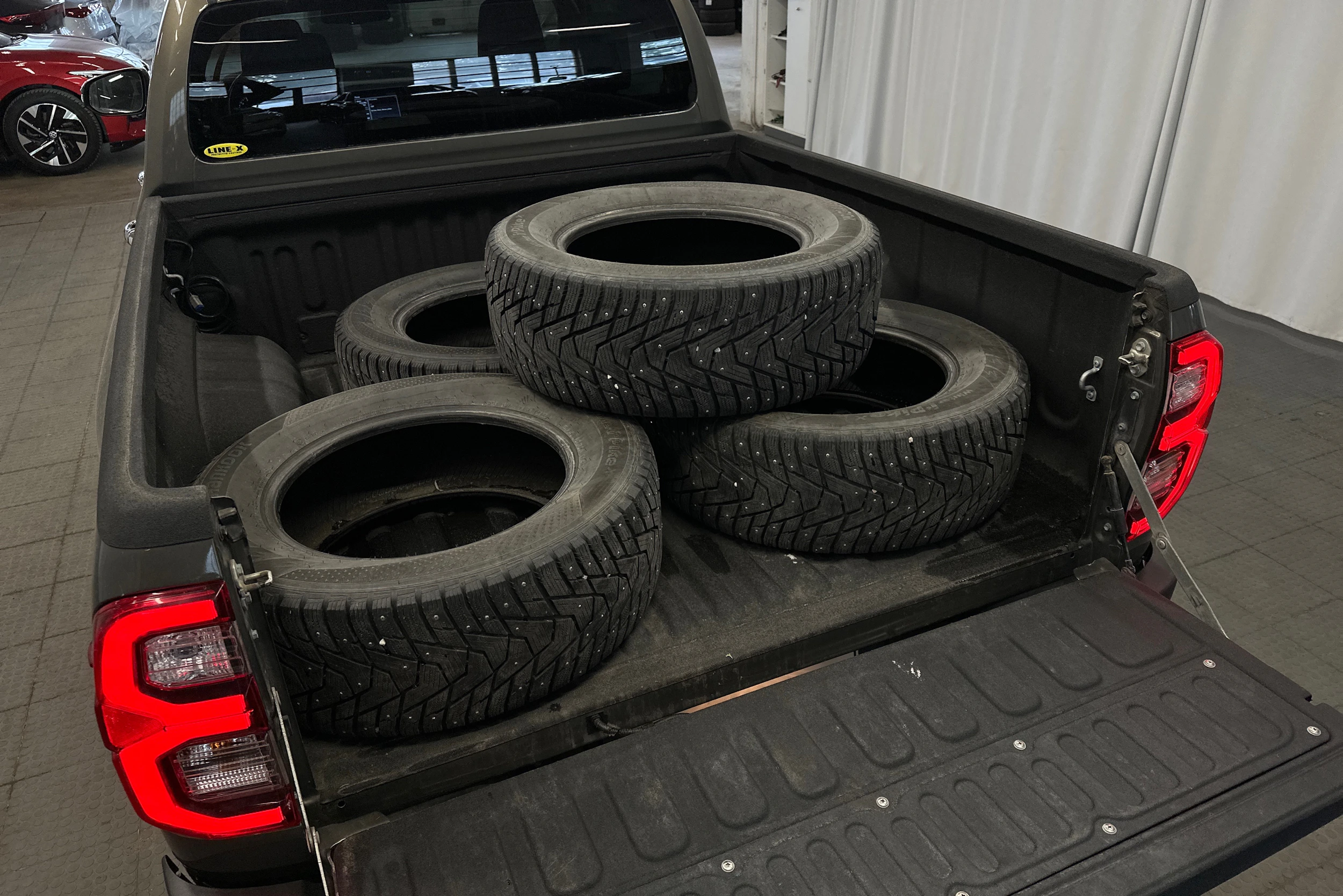 moniväri Toyota Hilux 2022 kuva 5.