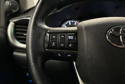 moniväri Toyota Hilux 2022 kuva 9.