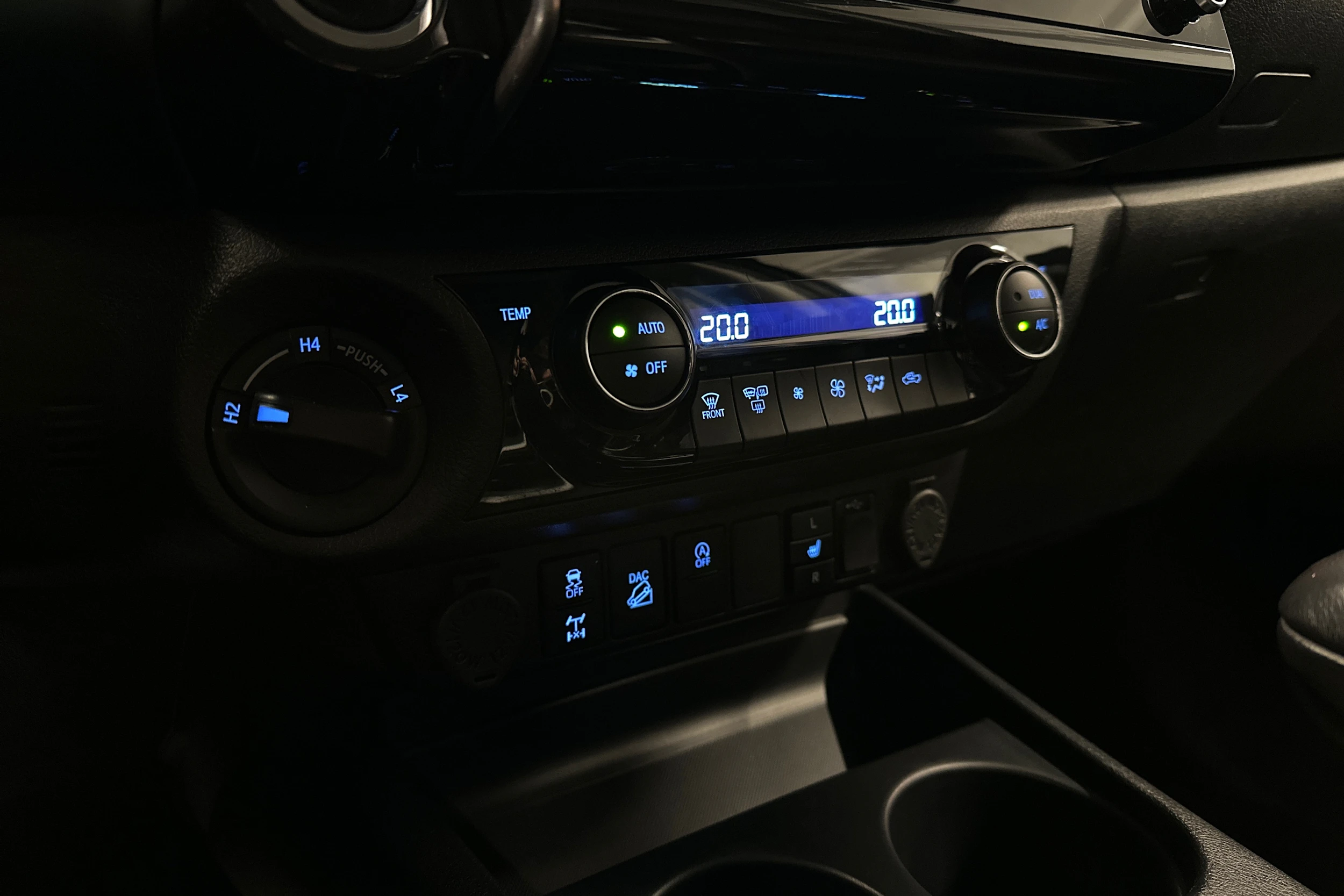 moniväri Toyota Hilux 2022 kuva 14.