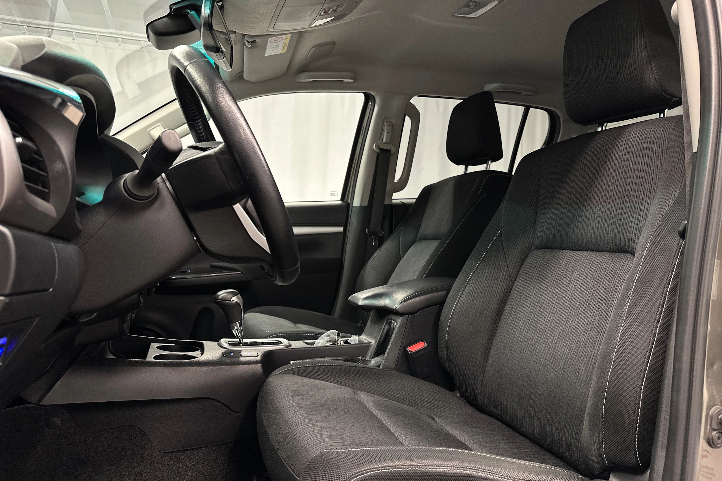 moniväri Toyota Hilux 2022 kuva 16.