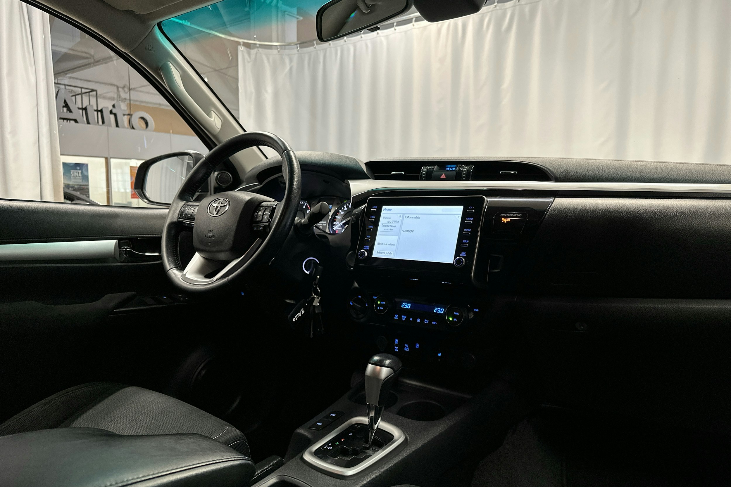 harmaa Toyota Hilux 2022 kuva 6.