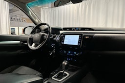 harmaa Toyota Hilux 2022 kuva 6.