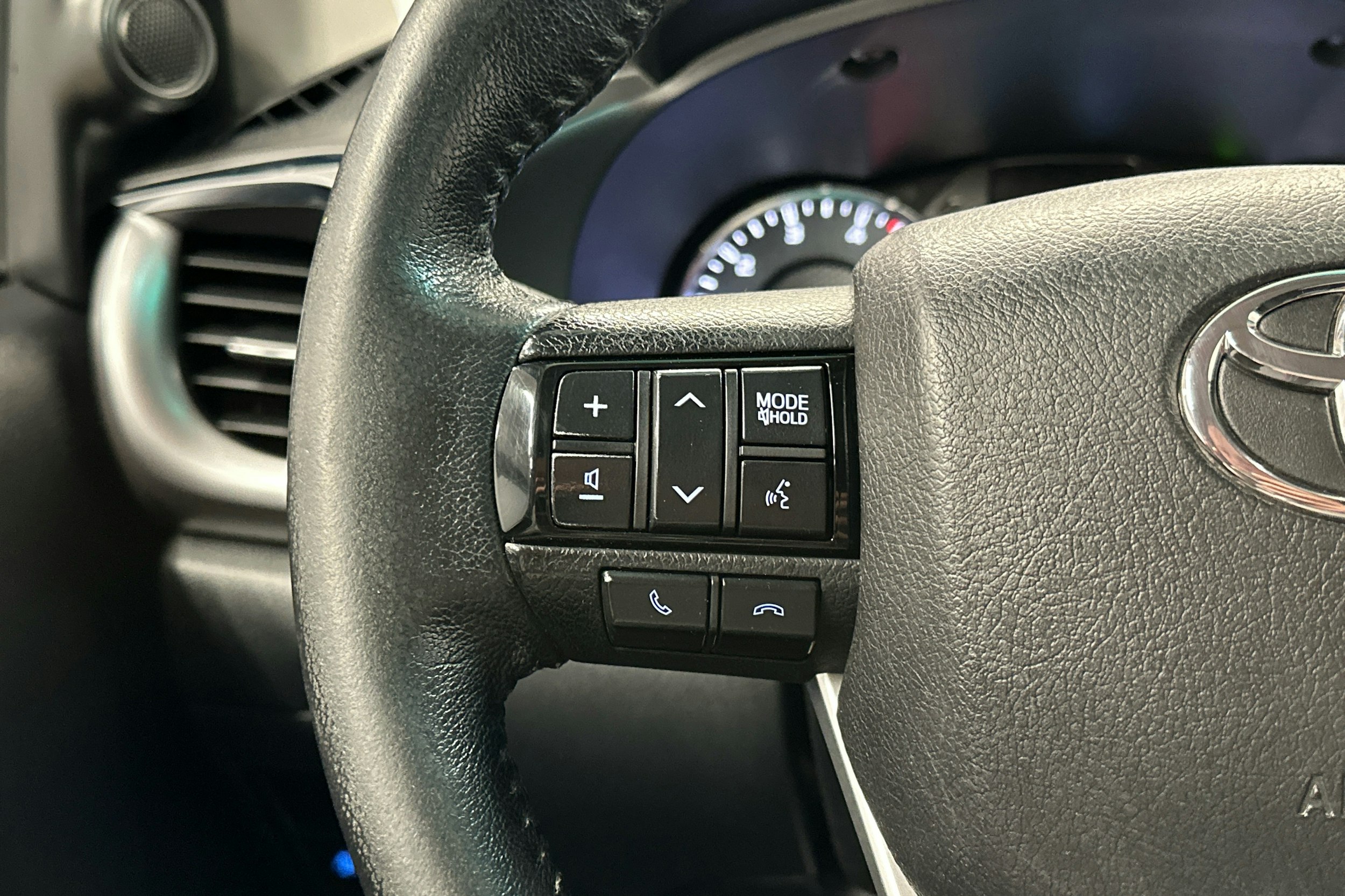 harmaa Toyota Hilux 2022 kuva 7.