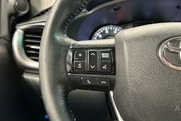 harmaa Toyota Hilux 2022 kuva 7.