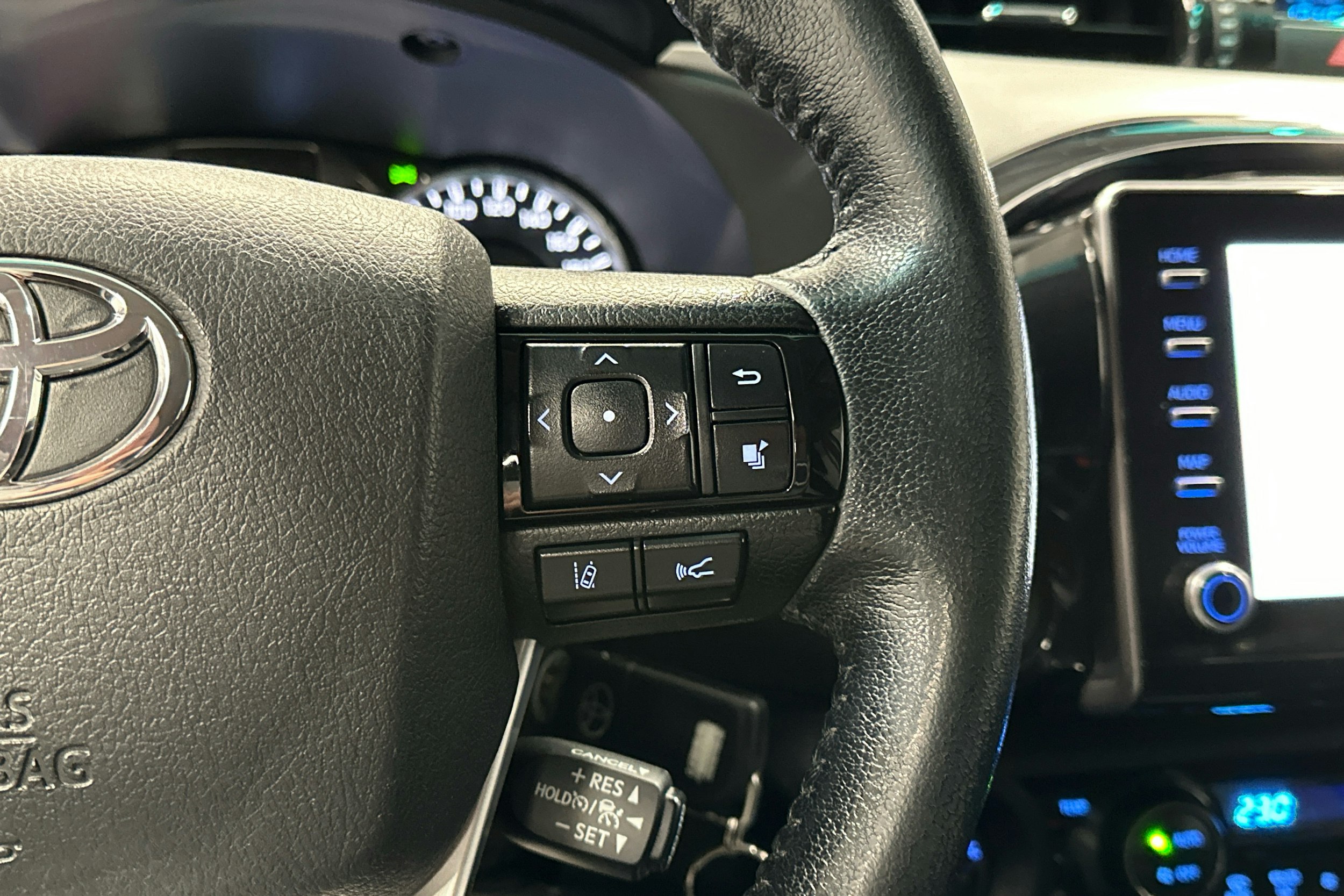harmaa Toyota Hilux 2022 kuva 8.