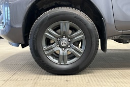 harmaa Toyota Hilux 2022 kuva 9.