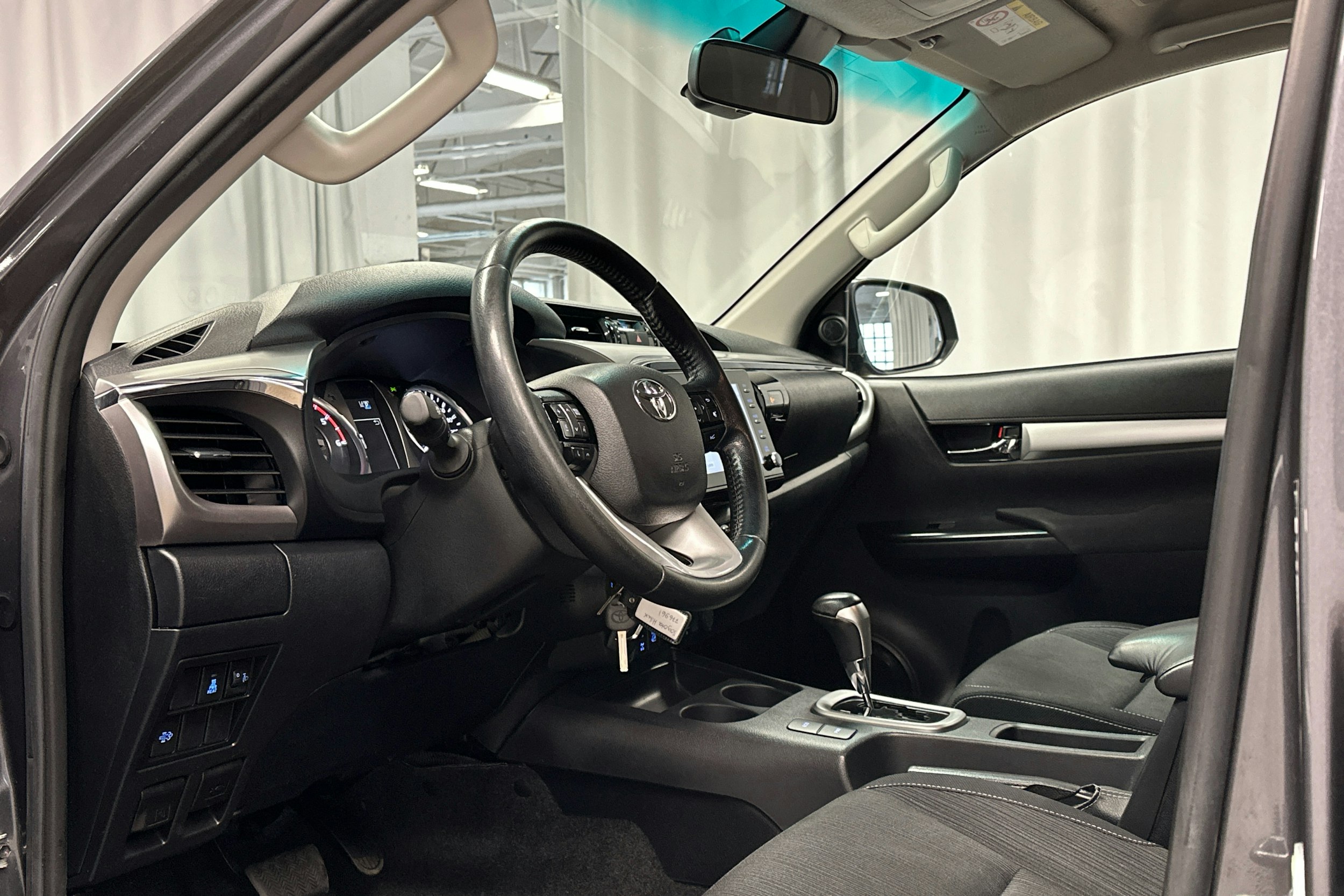 harmaa Toyota Hilux 2022 kuva 10.
