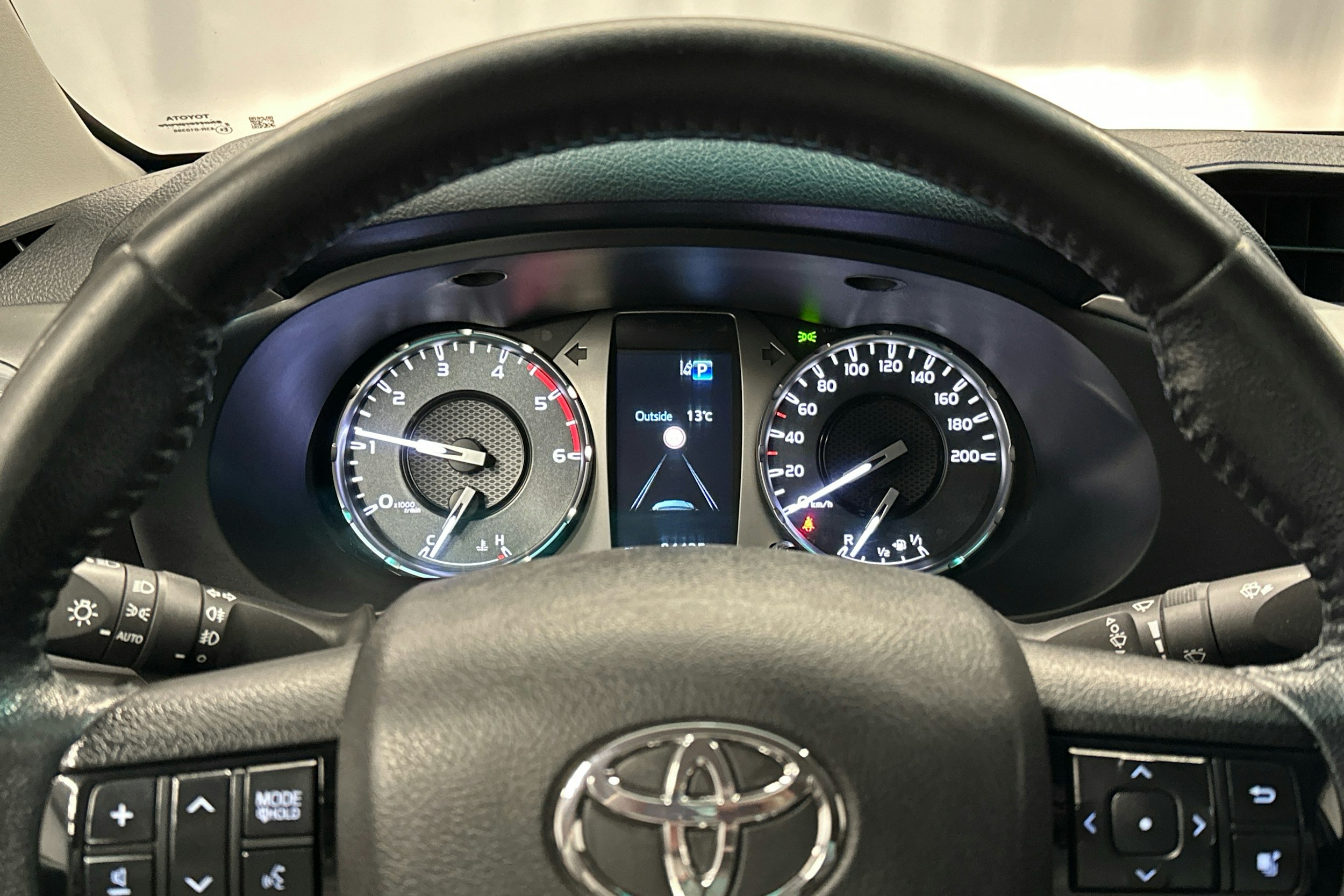 harmaa Toyota Hilux 2022 kuva 12.