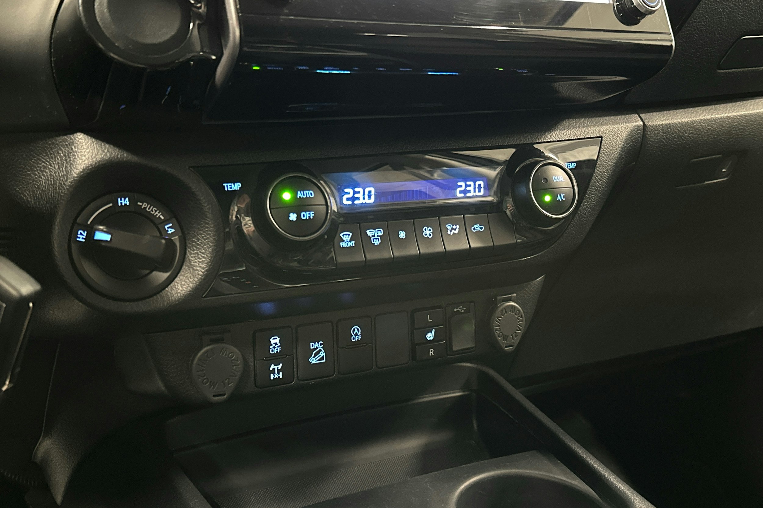 harmaa Toyota Hilux 2022 kuva 14.