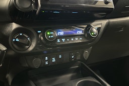 harmaa Toyota Hilux 2022 kuva 14.