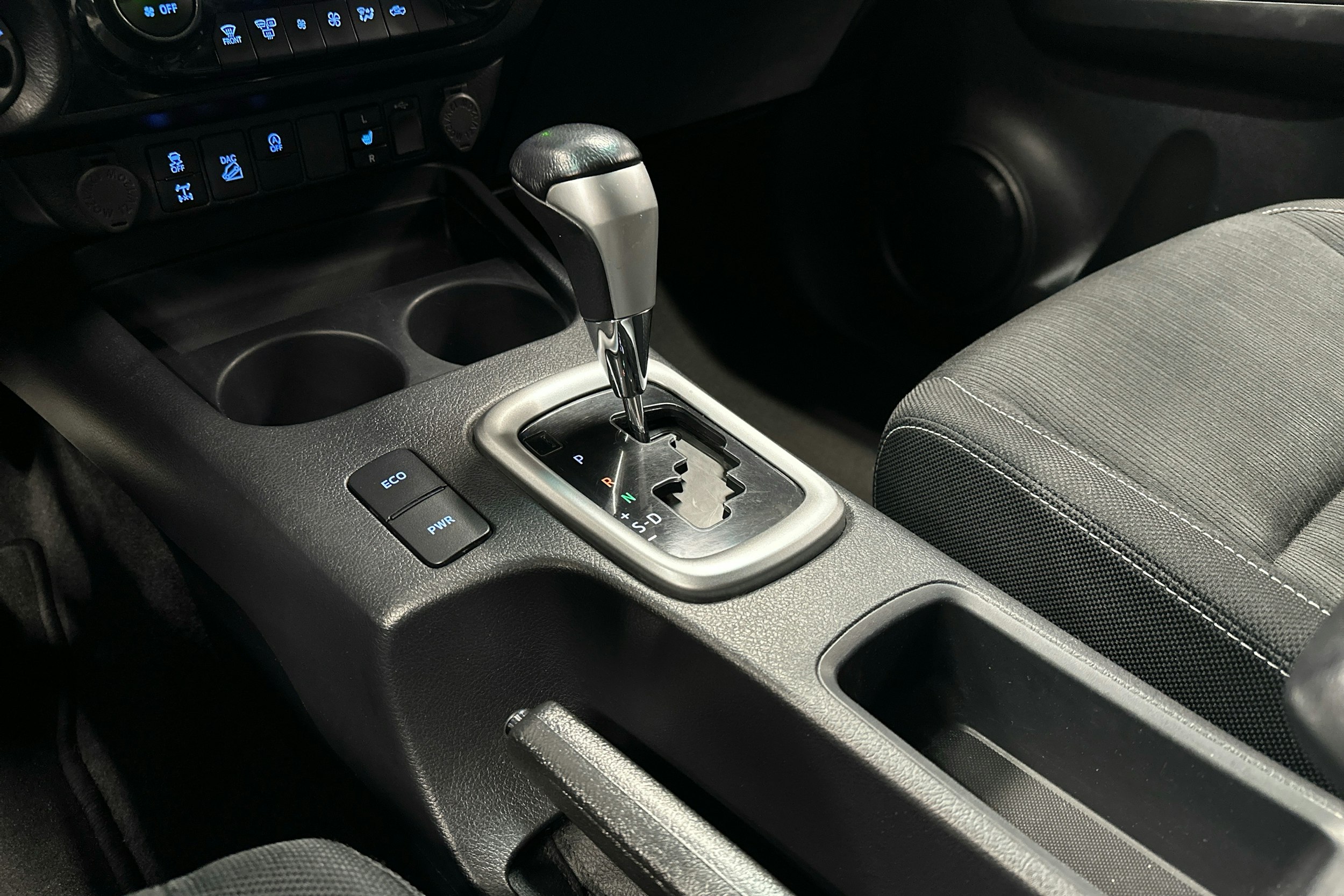 harmaa Toyota Hilux 2022 kuva 15.