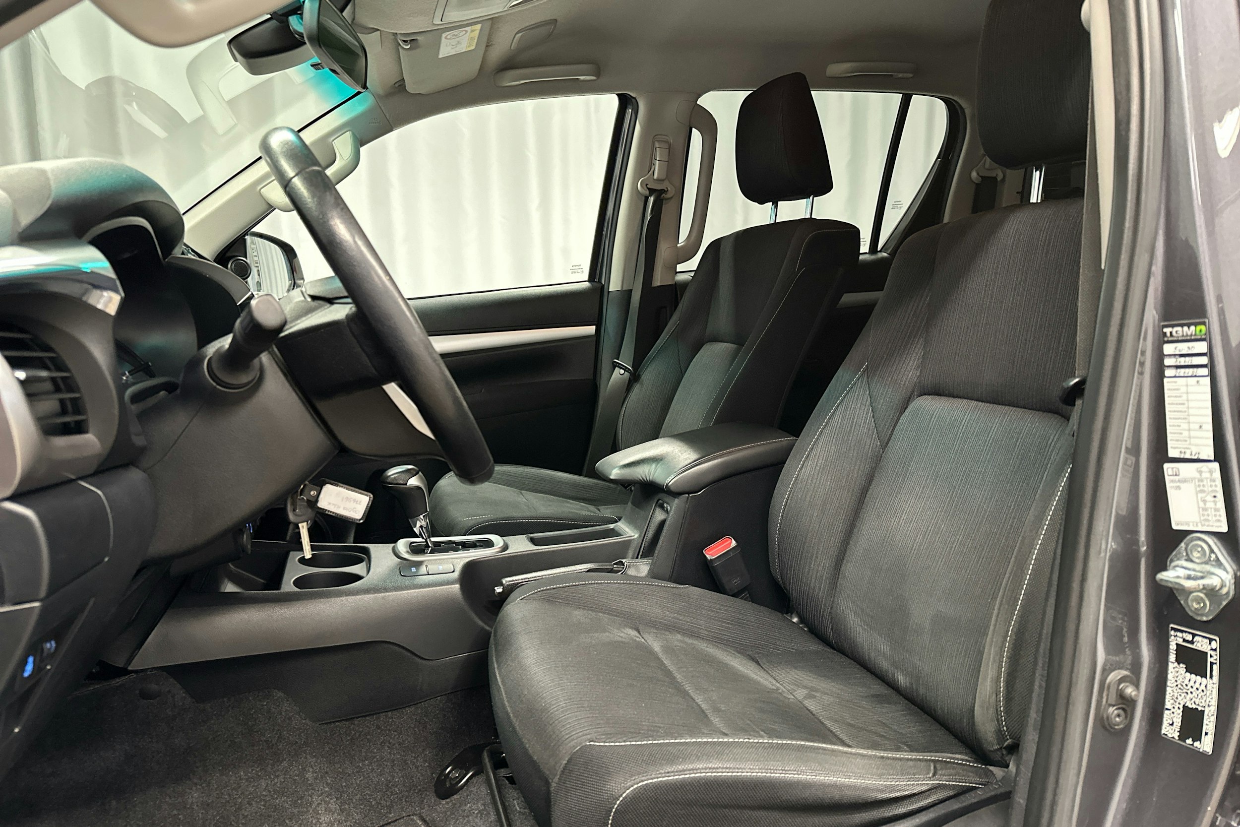 harmaa Toyota Hilux 2022 kuva 16.
