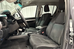 harmaa Toyota Hilux 2022 kuva 16.